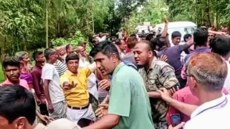 শেরপুরে বনভূমিতে পর্যটনকেন্দ্র স্থাপন ইস্যুতে উত্তেজনা,উপদেষ্টার গাড়িবহরে হামলা,আহত ৬ সাংবাদিক